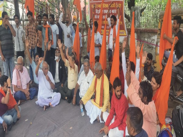 VHP, Bajrang Dal held protests demanding ban on PFI, Tablighi Jamaat. (ANI/photo)