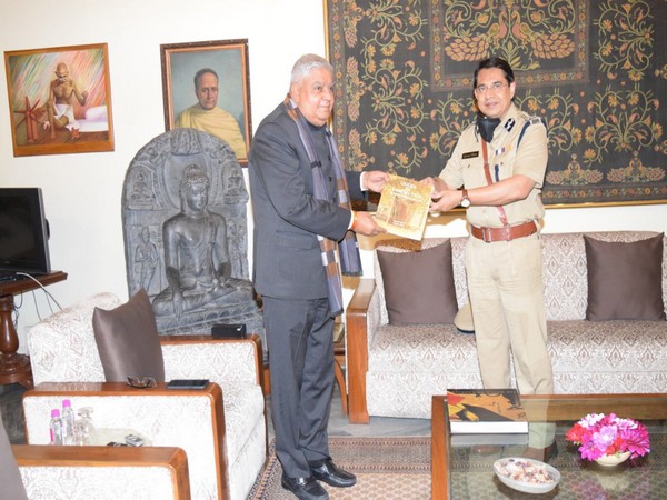 West Bengal governor Jagdeep Dhankar with West Bengal Police officer Soumen Mitra (Photo/Twitter)