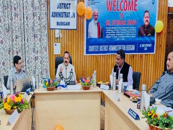 Union Minister of State Jitendra Singh addresses a public gathering at Budgam (Photo/PIB)