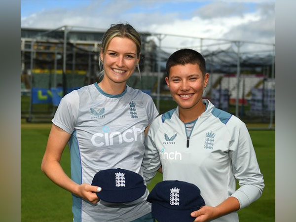 Lauren Bell and Issy Wong (Photo: England Cricket/ Twitter)