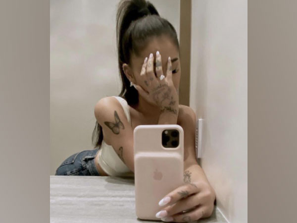 Musician Ariana Grande wearing her engagement ring. (Image Source: Instagram)