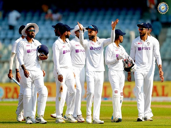 Virat Kohli with Team India (Image: BCCI)