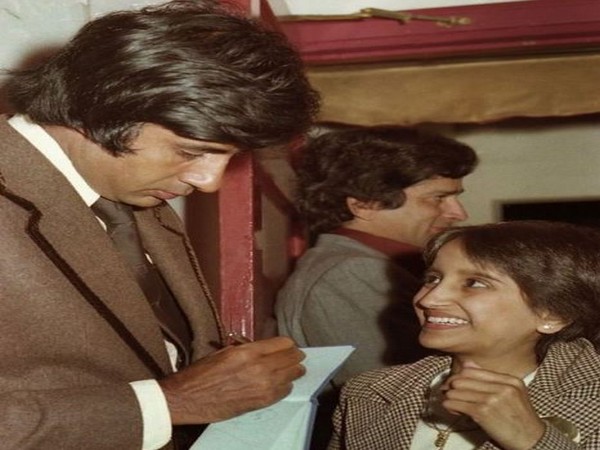 Amitabh Bachchan with a fan during the premiere of 'Kala Patthar' (Image source: Instagram)