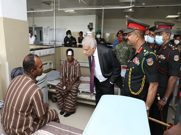 Ranil Wickremesinghe visits 2 injured soldiers at army hospital 