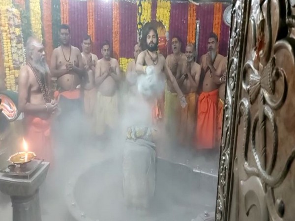 Priests perform 'Bhasma Aarti' at Shri Mahakaleshwar Temple in Ujjain on the second Monday of 'Sawan' (Photo/ANI)