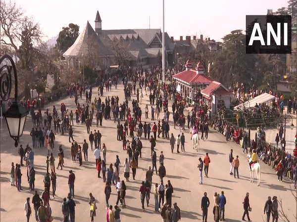 Tourists in Shimla mal on Wednesday. (ANI/pictures)