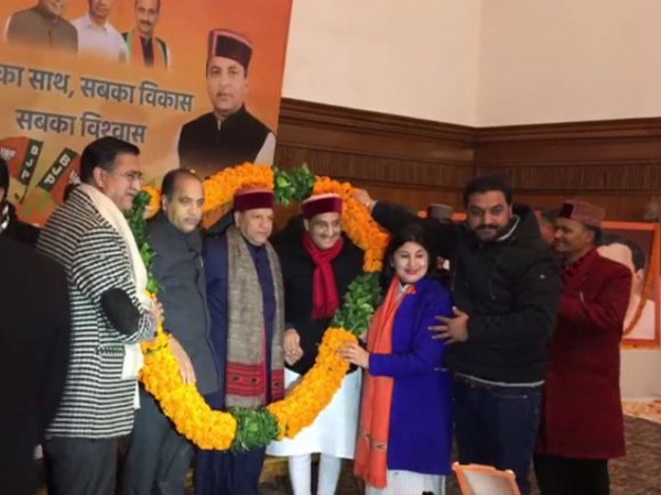 Dr Rajiv Bindal (third from left)