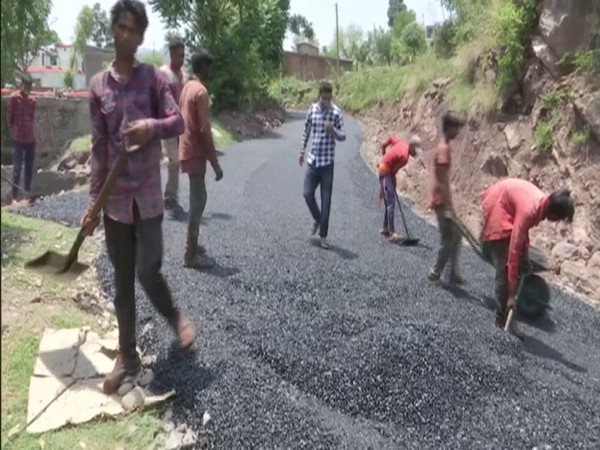Locals thanks admin for construction of roads in J-K's Rajouri (Photo/ANI) 