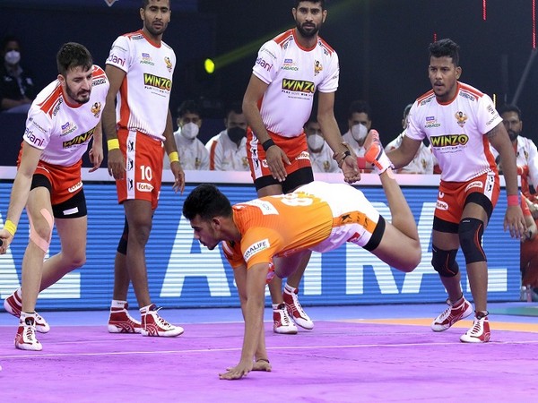 Puneri Paltan's Mohit Goyat in action against Gujarat Giants (Photo: PKL)