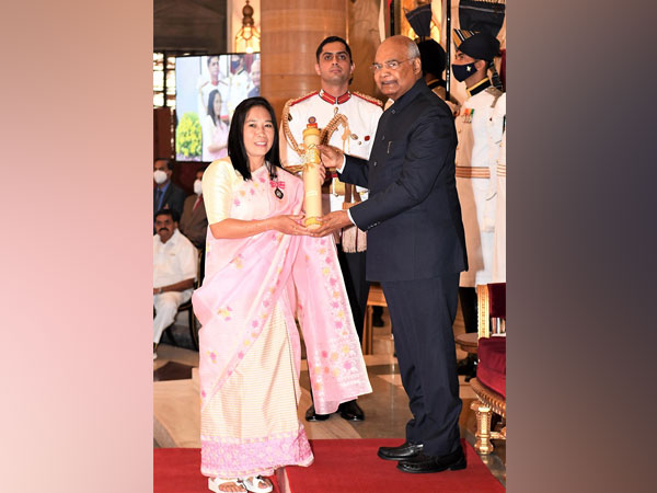 Oinam Bembem Devi with President Ram Nath Kovind (Image: AIFF)