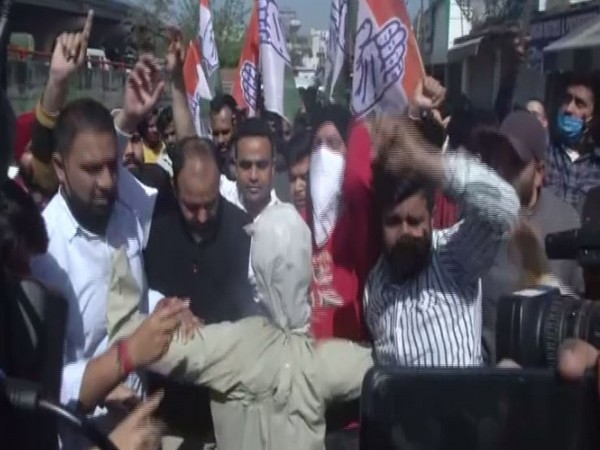 Congress workers burn effigy of Ghulam Nabi Azad in Jammu on Tuesday. (Photo/ANI)