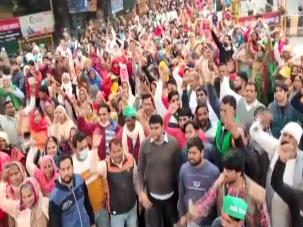 Farmers protest in Noida, demand stopping of new map policy in rural areas (Photo:ANI)