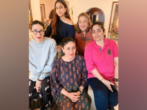 Kareena Kapoor, Karisma Kapoor with their aunt Rima Jain and cousins (Image Source: Instagram)
