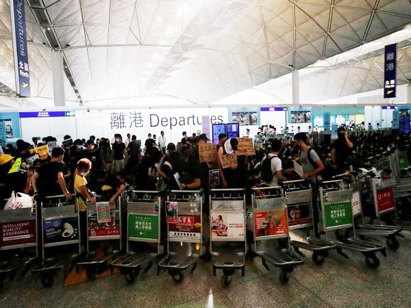 Protesters at the Hong Kong airport on Aug 13 (Photo/Reuters)
