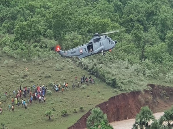 Indian Navy choppers conduct rescue and relief ops in marooned villages in Andhra's Eluru (Photo/PIB)