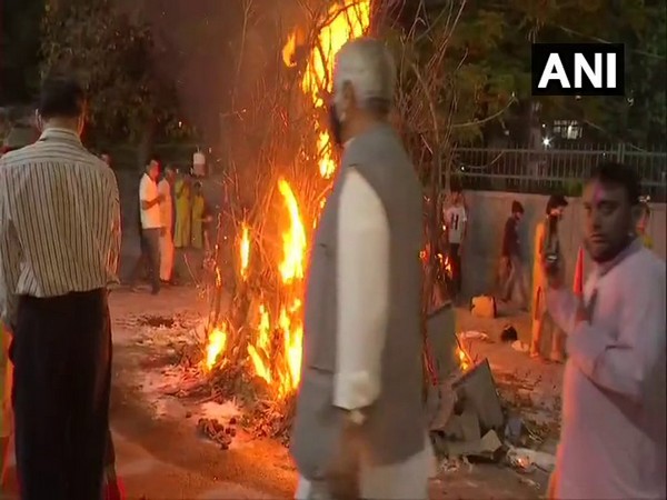 RSS leader Ram Lal performing 'Holika Dahan'. (Photo/ANI)
