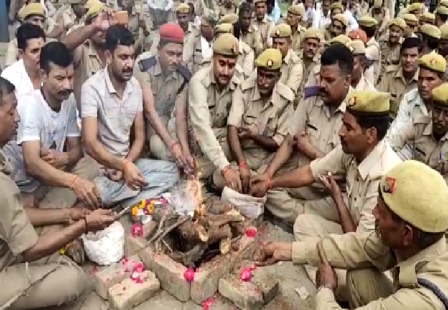 Home Guard jawans performing 'havan' in Shahjahanpur, Uttar Pradesh, on Sunday. Photo/ANI