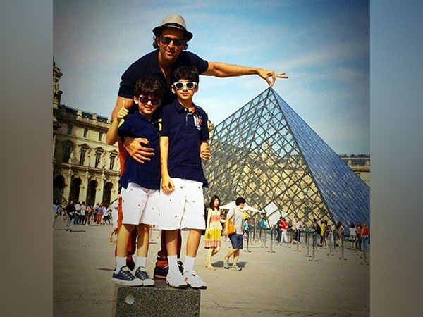 Hrithik Roshan with his sons (Image source: Twitter)