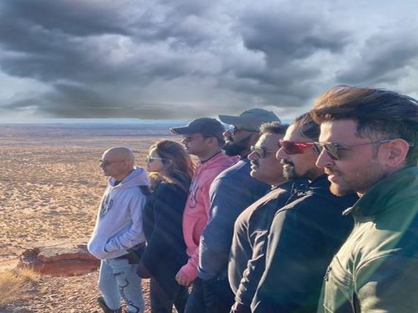 Hrithik Roshan posing with his team (Image Source: Instagram)