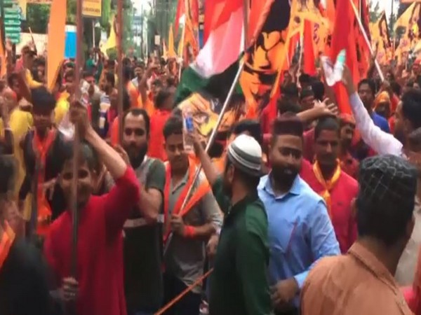Visual of the Ram Navami procession and Muslim youths distributing water bottles (Photo:ANI)