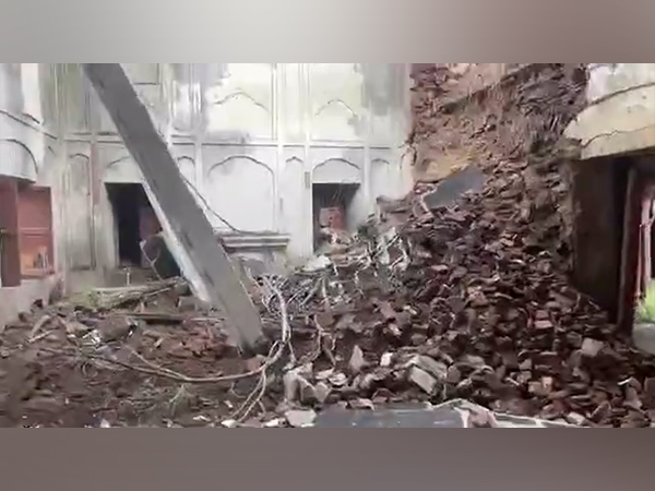 Visuals of collapsed haveli of Maharaja Ranjit Singh in Gujranwala. 