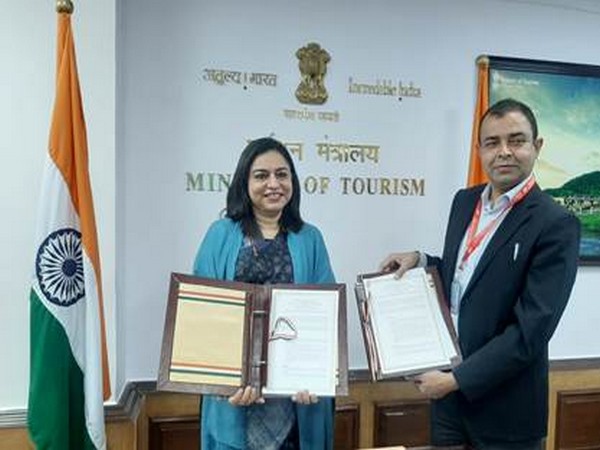 MoU signed between Ministry of Tourism and Alliance Air Aviation Limited (Photo/PIB)