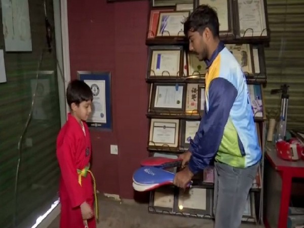 On left Aashman, who made the Guinness world record in Taekwondo. Photo/ANI