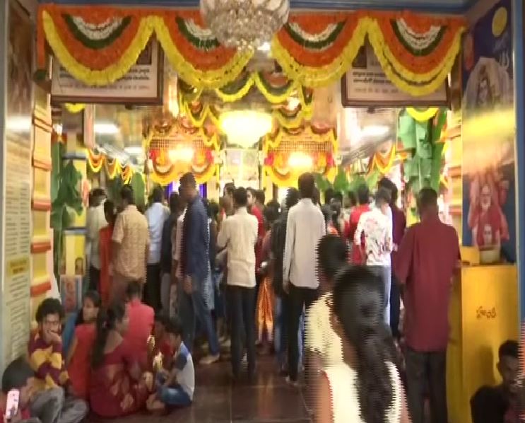 Devotees throng Bashirabad temple to offer prayers on the first day of Navratri in Hyderabad.(Photo/ANI)