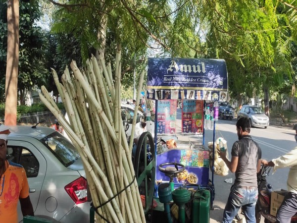 Ice cream and juice sellers stood outside Tejashwi Yadav's home to reap benefits of crowd gathering post results on Tuesday. (Photo/ANI)