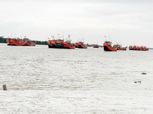 Indian Coast Guard brought back 516 Indian fishermen along with 32 Indian fishing boats from Bangladesh to India on Tuesday. Photo/ANI