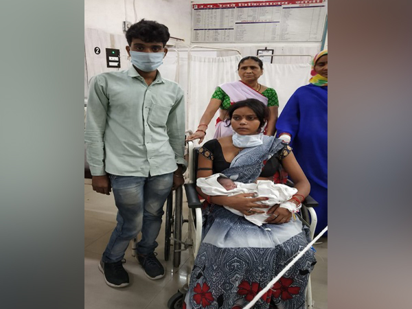 Twenty-one-years-old Rajini Nishad with her baby at Divisional Railway Hospital (DRH) in Jhansi.