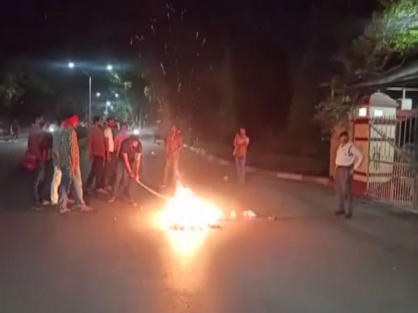BHU students protest against Iftar party, burn VC's effigy (Photo/ANI)