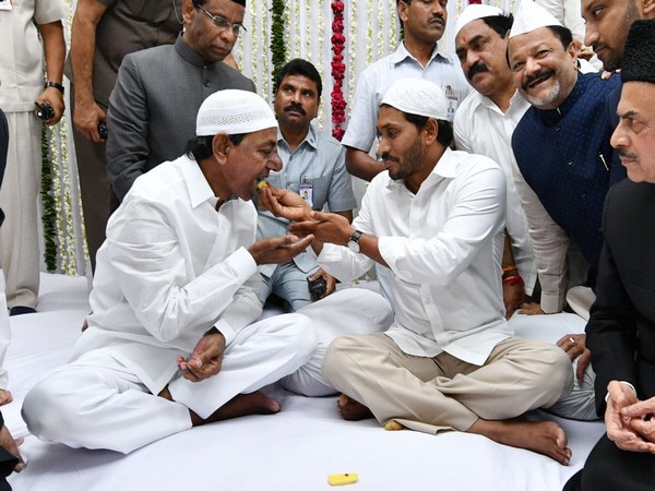 Y. S. Jagan Mohan Reddy and K. Chandrashekar Rao at Iftar party in Hyderabad