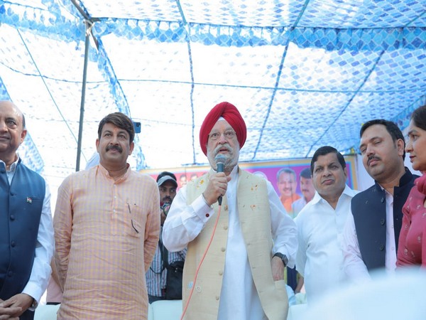 Union Minister Hardeep Singh Puri (Centre) (Photo/ANI)