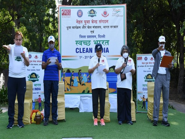 Clean India drive organised by Ministry of Youth Affairs and Sports in Chanakyapuri, Delhi. (Photo Courtesy: PIB)