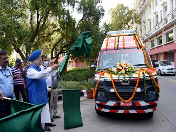 Union Minister Hardeep Singh Puri flags of ambulances worth Rs 43 lakh in Delhi (Photo/PIB)