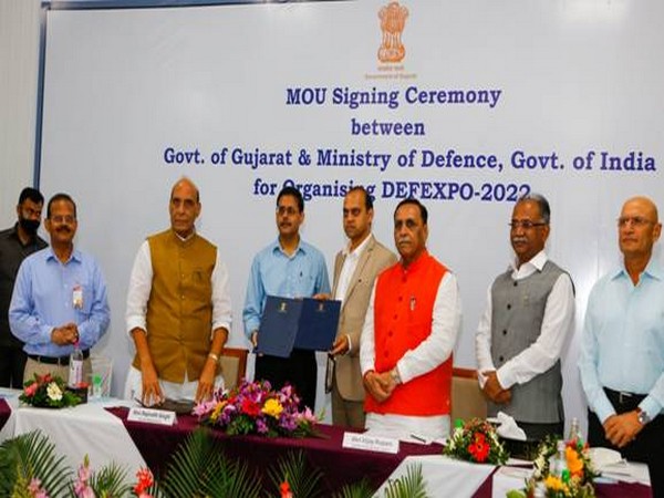 Union Defence Minister Rajnath Singh and Gujarat Chief Minister Vijay Rupani signing MoU (Photo/PIB)