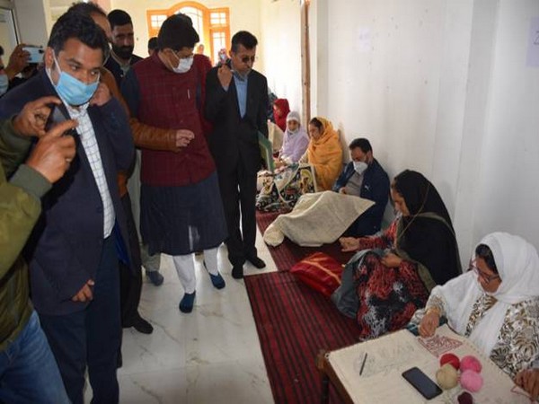 Union Minister Piyush Goyal interacting with the artisans in Jammu and Kashmir. (Photo/PIB)