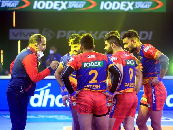 UP Yoddha's Head coach Jasveer Singh interacting with his players (Image: PKL)