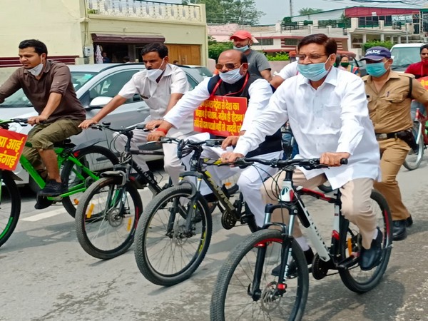 Congress leader Pritam Singh leads the protest in Dehradun today. Photo/ANI