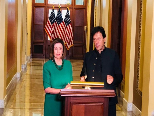 US House Speaker Nancy Pelosi (L) and Pakistan Prime Minister Imran Khan (R) (file photo)