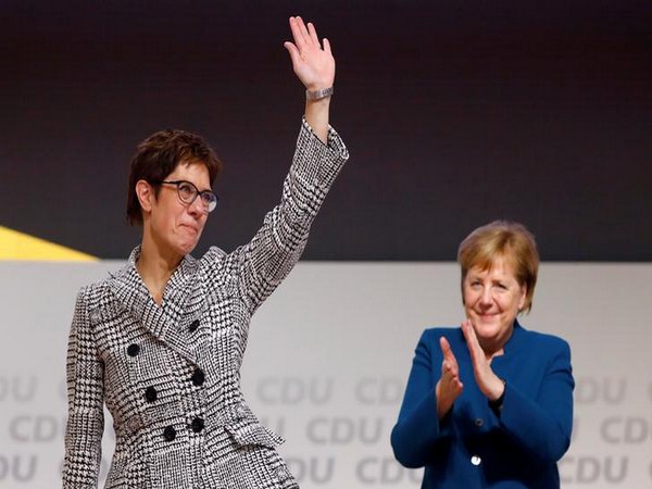 German Minister of Defence Annegret Kramp-Karrenbauer (L), with German Chancellor Angela Merkel (R) (file photo)
