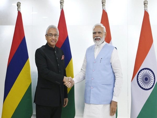 Prime Minister Narendra Modi with Mauritius Prime Minister Pravind Kumar Jugnauth (Image source: Twitter)