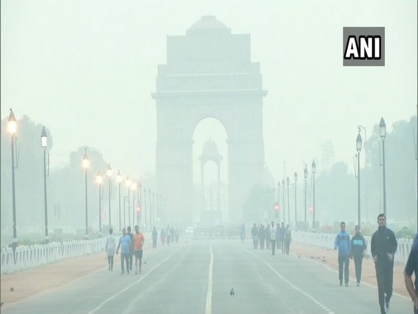 A view of India Gate shrouded in smog in New Delhi. (File photo)
