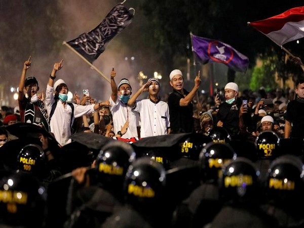 Protesters outside the Election Supervisory Agency (Bawaslu) headquarters in Jakarta on May 21 (Photo/Reuters)