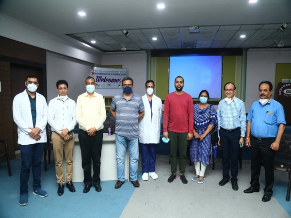 Team of Doctors with donor, his mother and Indore Commissioner Pawan Sharma. (Photo/ANI)