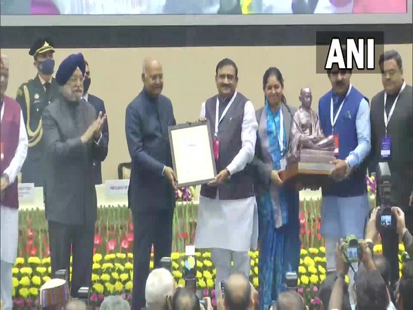 President Ram Nath Kovind confers Indore the cleanest city award for the 5th consecutive year, at Swachh Survekshan Awards 2021. (Photo/ ANI)