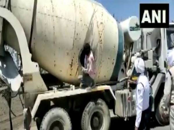 Police caught 18 people traveling from Maharashtra to Lucknow in a cement mixing truck in Indore [Photo/ANI] 