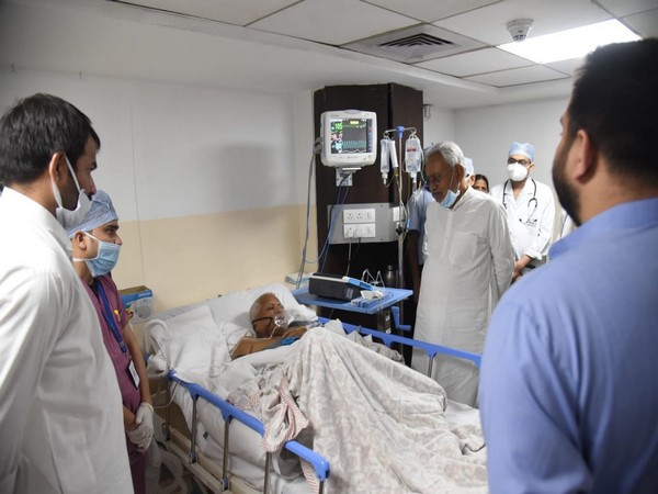 Bihar CM Nitish Kumar paying a visit to RJD chief Lalu Prasad Yadav at Paras hospital (Photo/ANI)