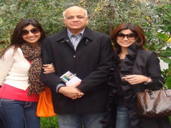 Shilpa Shetty and Shamita Shetty with their late father (Image source: Instagram)